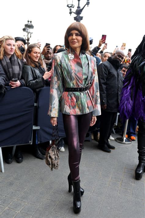 lisa rinna bowl cut|Lisa Rinna Wears Bowl Cut at Paris Fashion Week and Fans。